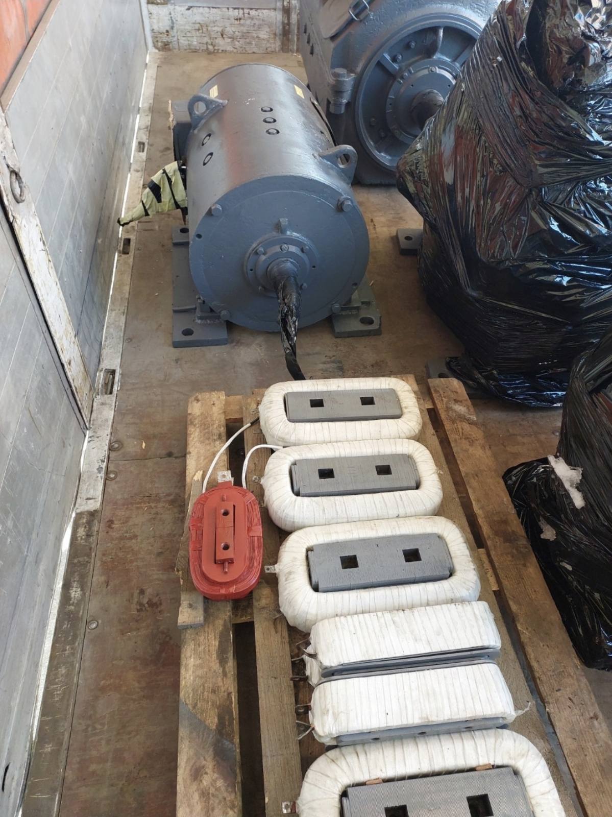 Катушка основного и дополнительного полюса электродвигателей постоянного тока